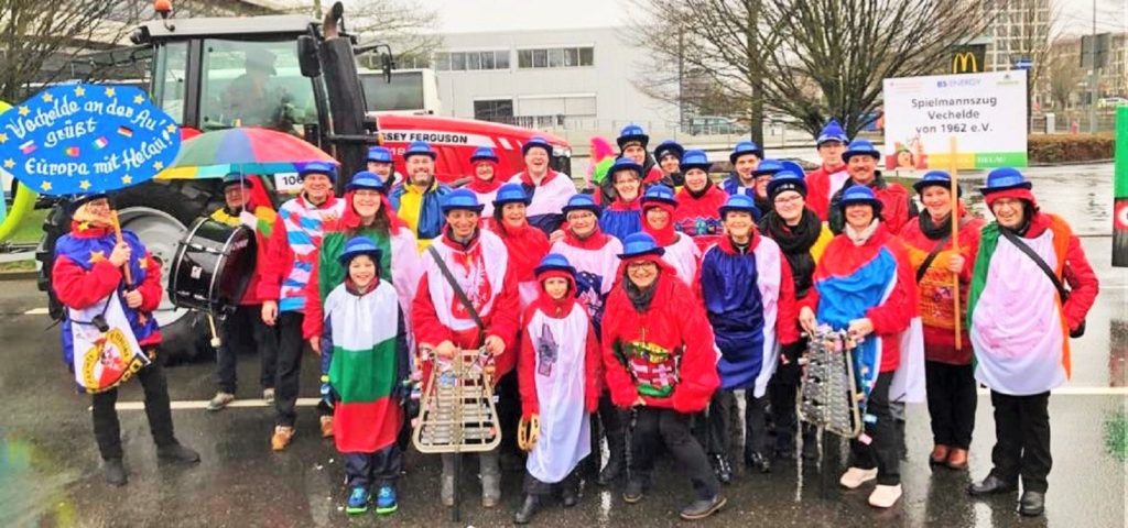 Schoduvel in Braunschweig: Gruppenfoto der Vechelder Spielleute vor dem Umzug.