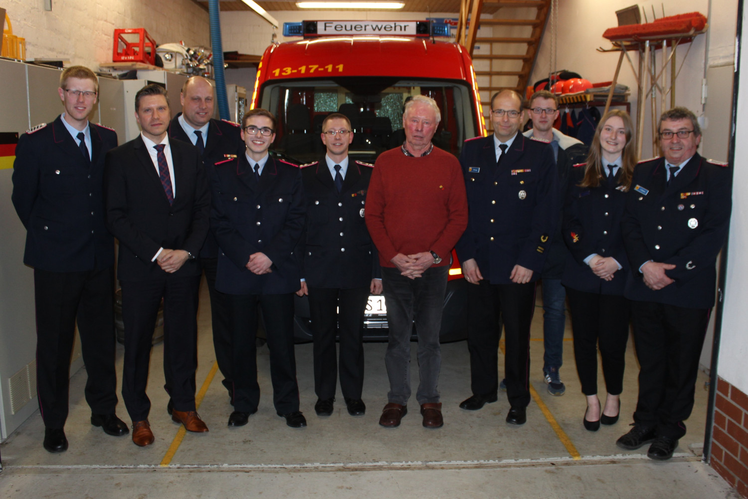 Stellvertretender Ortsbrandmeister Christian Sander, Vertreter des Gemeindebürgermeisters Michael Take, Gemeindebrandmeister Carsten Schmidt, Feuerwehrmann Niclas Fuchs, Hauptfeuerwehrmann Konrad Heinemann, Förderer Karl-Gerhard Giffhorn, Abschittsleiter West Andreas Runge, Daniel Stark, Oberfeuerwehrfrau Annemieke Ehlers, Ortsbrandmeister Christoph-Otto Ehlers.