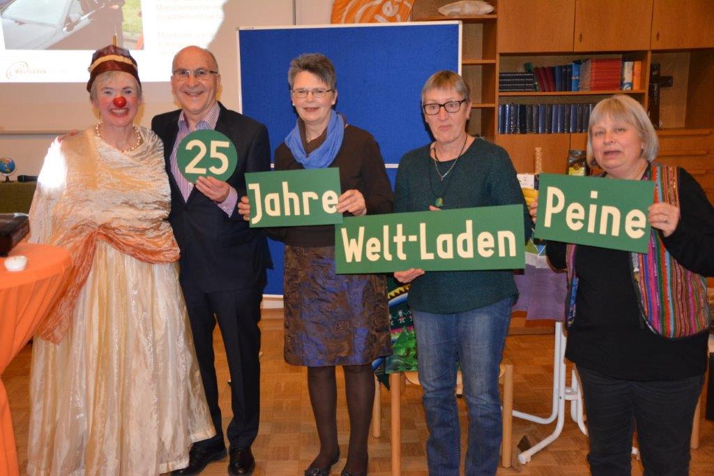 Clownin Barbara Ziegler freut sich mit Winfried Domhof, Regina Schwarz-Weiß, Elke Gerbermann und Johanna Friedlein über das 25-jährige Bestehen des Weltladens in Peine