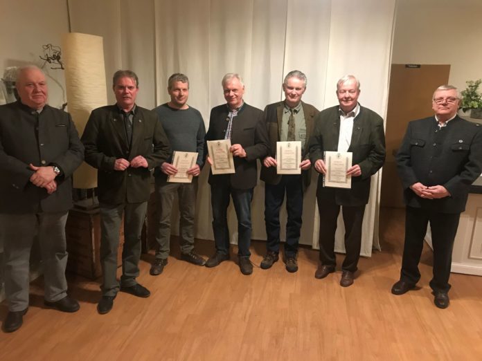 IHR Adenstedt-Vöhrum 2-2020 (1) Kreisjägermeister Hans Werner Hauer (v. l.), Hegeringleiter Carsten Gahre und Hagen Lange (Vorsitzender Jägerschaft Peine, r.) ehrten Henner Almeling, Wolf-Rainer Schubert, Jörg Kossack und Klaus Schneider. Foto: Birthe Kußroll-Ihle