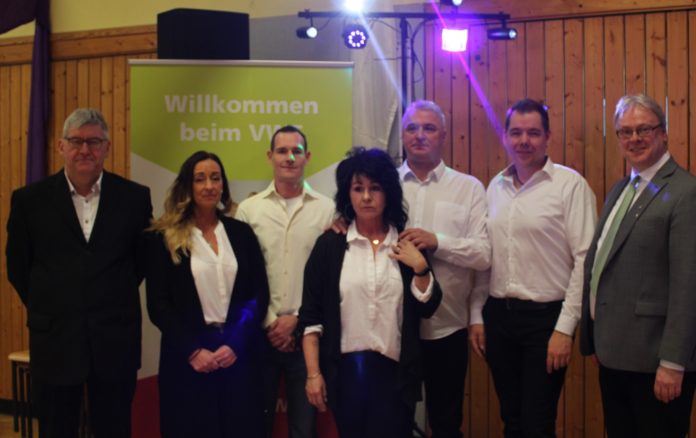 IMG_2298 Der neue Vorstand (v.l.n.r.): 1.Vorsitzender Michael Fricke, 1.Kassenführerin Juliane Humpmayer, 1.Schriftführer Dennis Chmielecki, Beisitzer Silke Amendy-Zänsch, 2.Vorsitzender Dirk Sieber, 2.Kassenführer Karsten Zänsch, Kreisvorsitzender Stephan Voecks