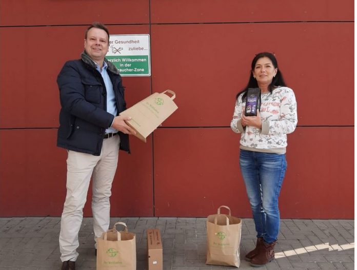 weltladen peine Christine Leckelt, Betriebsratsvorsitzende des Peiner Klinikums, bedankt sich bei Wolfgang van Heesch im Namen der Belegschaft für die Kaffeespende.