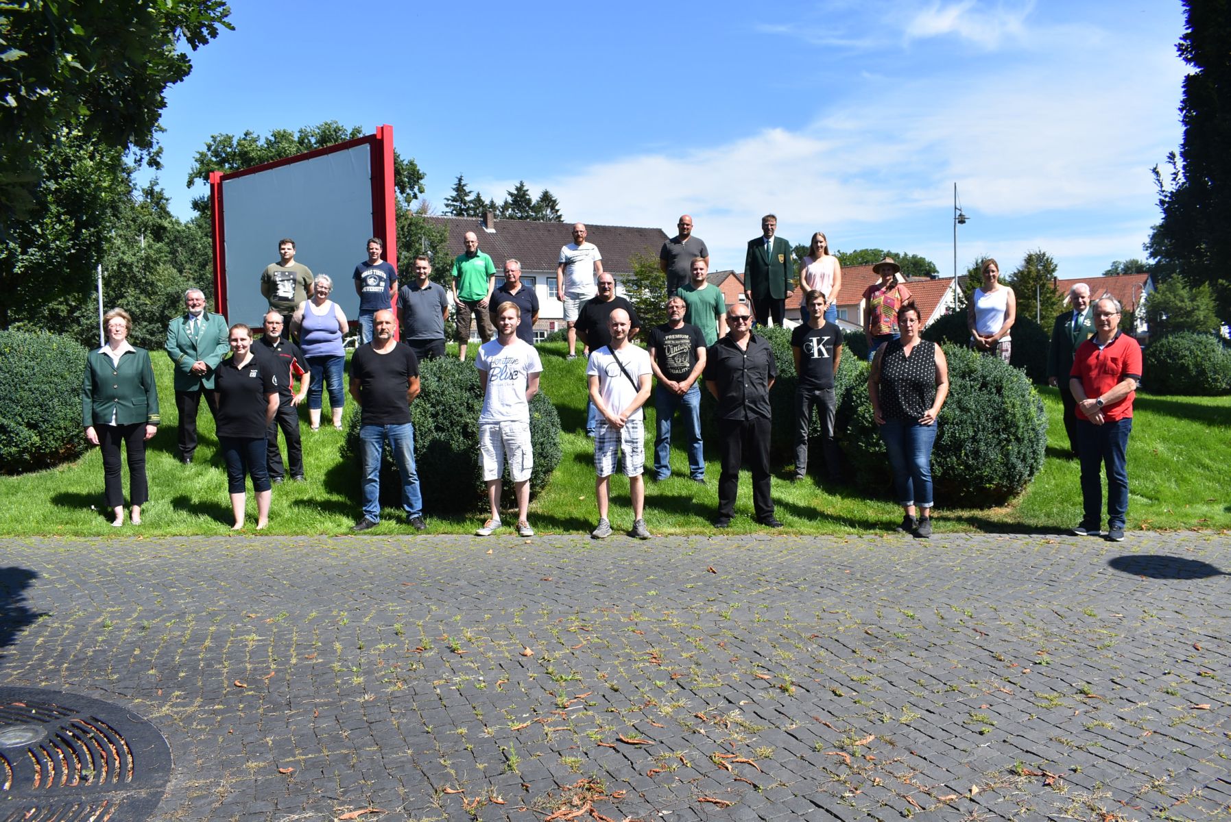 Lehrgangsleiterin Iris Janz gratuliert den bestendenen Teilnehmern aus den Vereinen des Gifhorner Kreisschützenverbandes.  Foto: Bernd Behrens