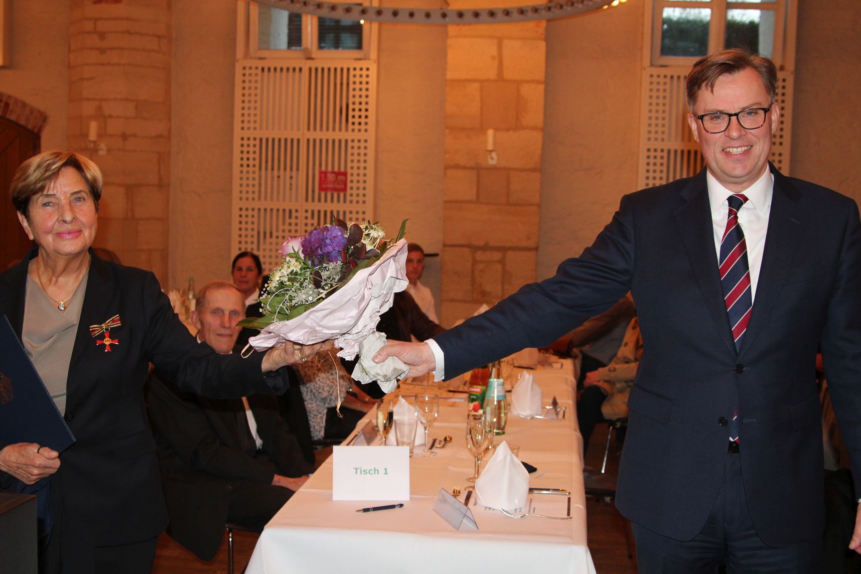 Ingrid Klopp (l.) erhielt durch Landrat Dr. Andreas Ebel, das Bundesverdienstkreuz. Foto: Glasow