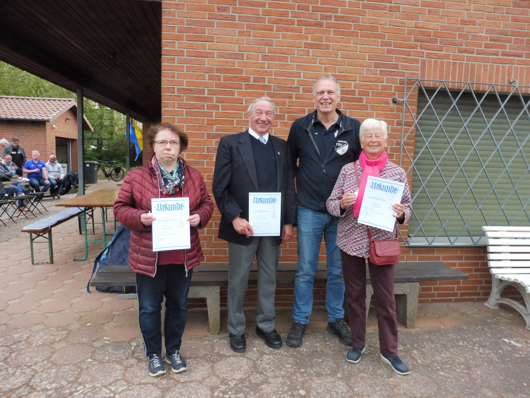 Der Vereinsvorsitzende Jürgen Hoeren (2.v.r.) mit den Geehrten (v.l.) Silke Weiß, Friedrich Kummer und Regina Zickenrott.