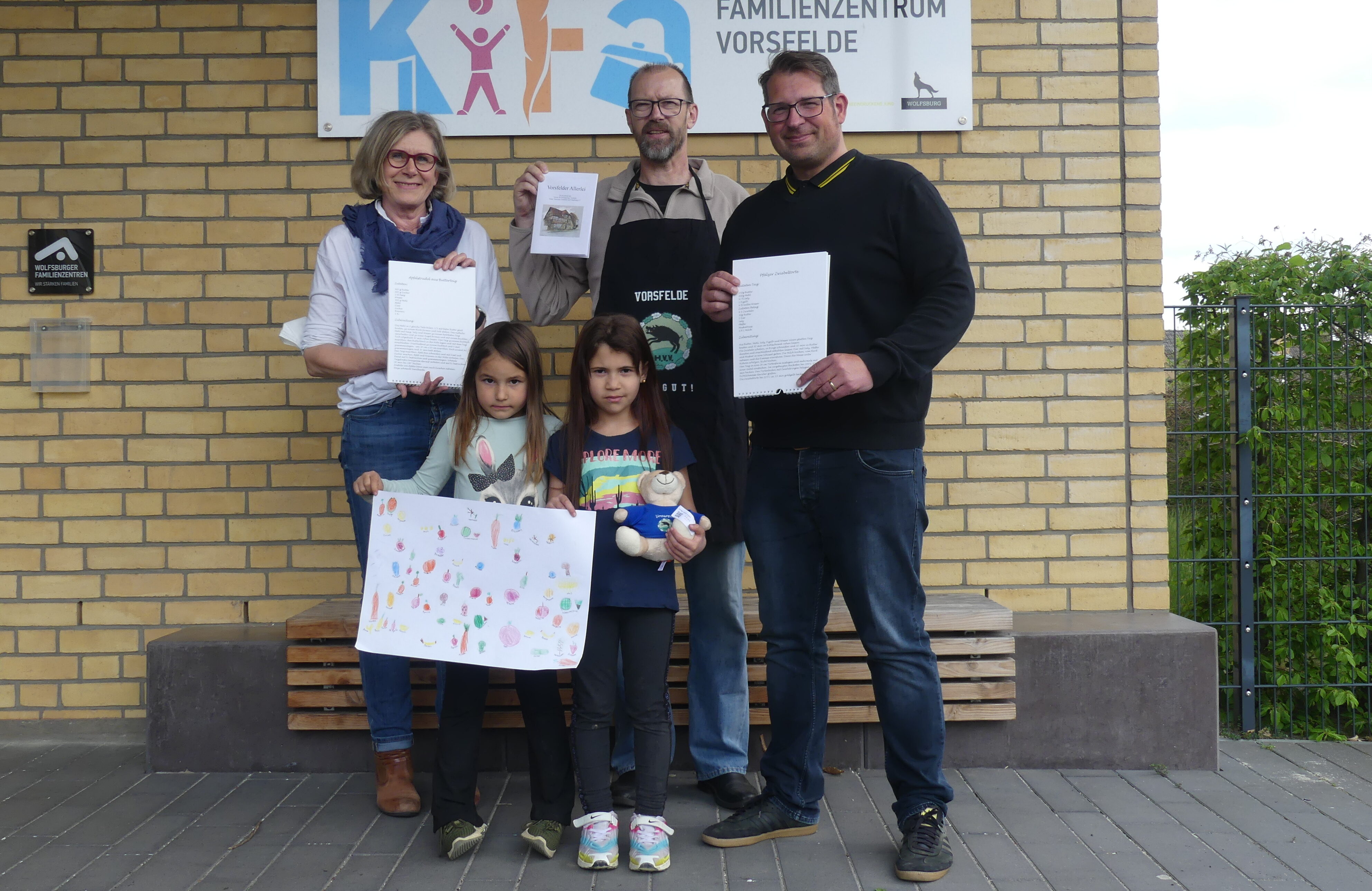 Auf dem Foto ist der Leiter der Einrichtung Herr Mathias George; Kerstin Grumann , Roland Polze und die Kinder Katrin und Leyla.