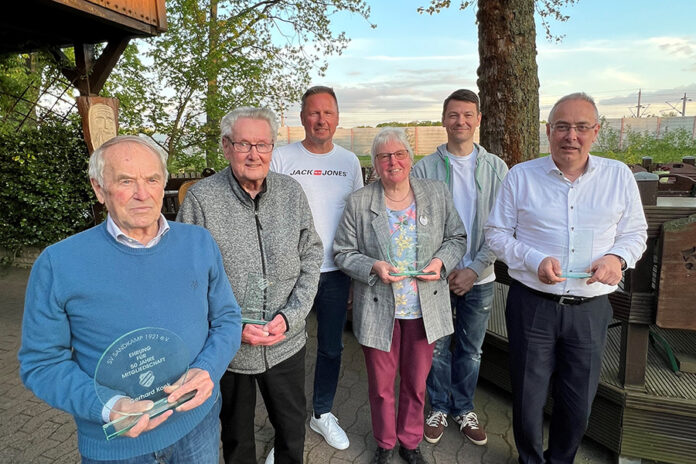 unter SVS-quer SV Sandkamp (v.l.n.r.): Gerhard Kock, Wolfgang Oertel, Ralf Todtenhöfer ( 1.Vorsitzender), Elisabeth Schmidt, Christian Dymke ( Geschäftsführer ), Martin Söldner.