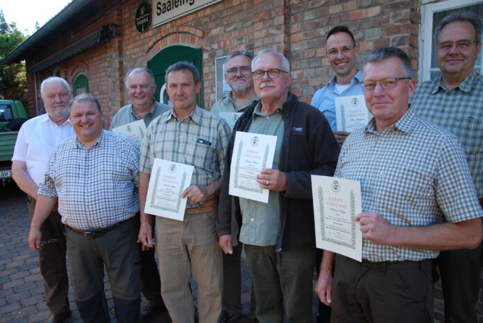 23.06.2022 HR Edemissen Versammlung 5487 Bei der Versammlung fanden Ehrungen statt (v. l.): Kreisjägermeister Hans Werner Hauer, Hegeringleiter Andreas Wagner, Gerd Meyer, Hendrik Fischer, Hinnerck Bischoff, Hartwig Münzel, Tobias Langhorst, Helmut Krüger und Steffen Bartels (Vorsitzender Jägerschaft Peine).