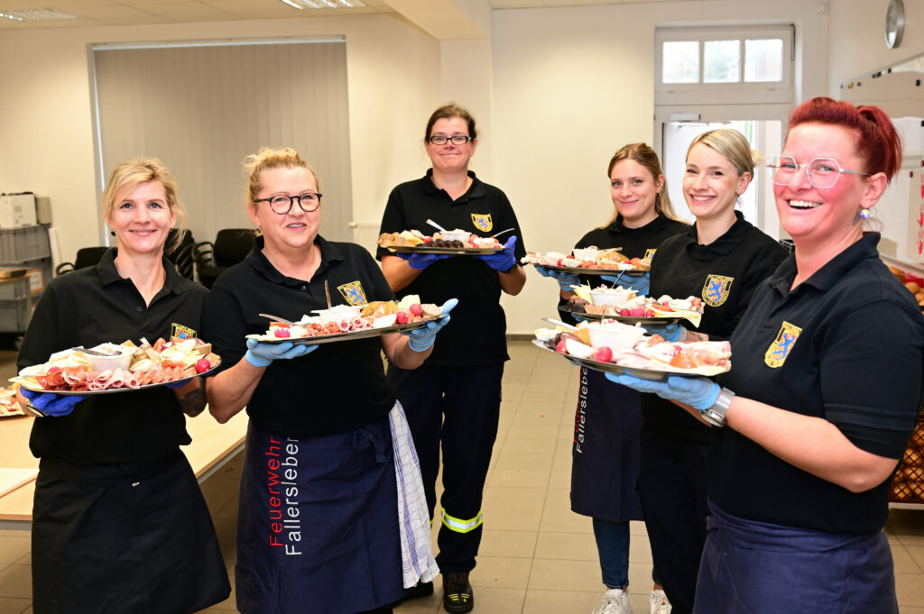 Ein Teil des 20-köpfigen Helferteams mit den vorbereiteten Schlachteplatten