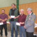 Die besten Schützen (v.l.n..r.) Dennis Duwe (3.), C. Koch-Mauthe (1.), Werner Rudolf (2.) und der Vereinsvorsitzende Horst Philipp.